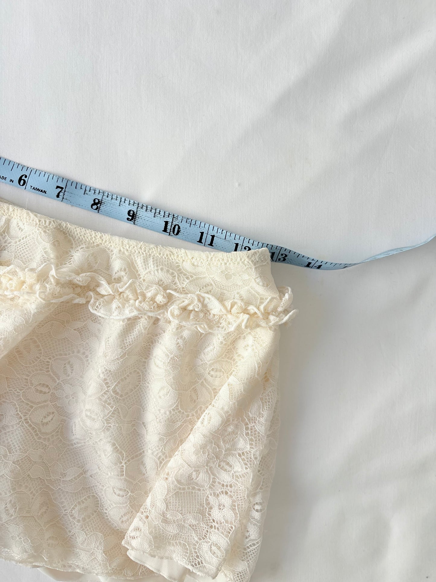 00’s Cream lace mini skort | Size 6