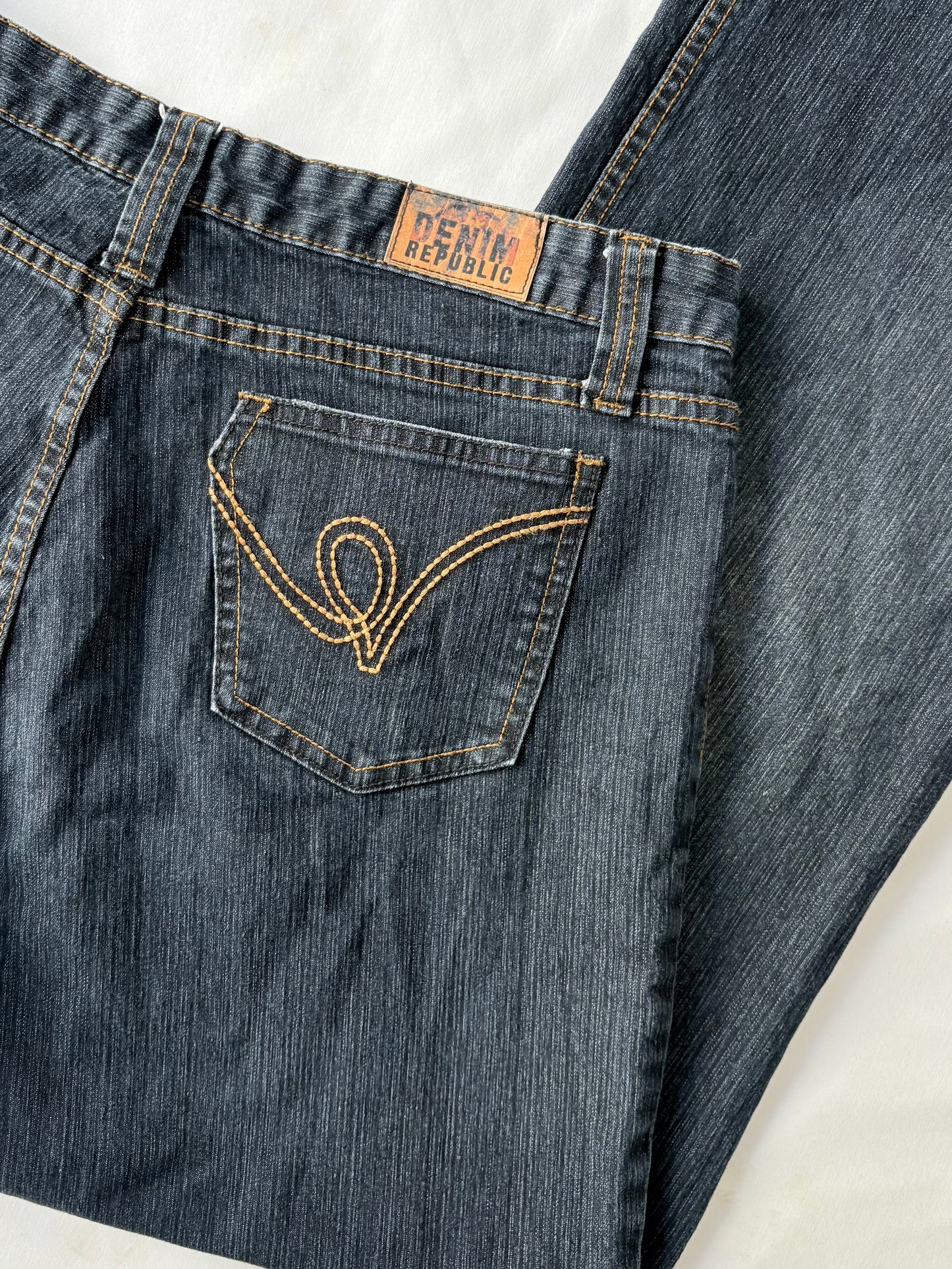 00’s Wide leg embroidered jeans | Size 14
