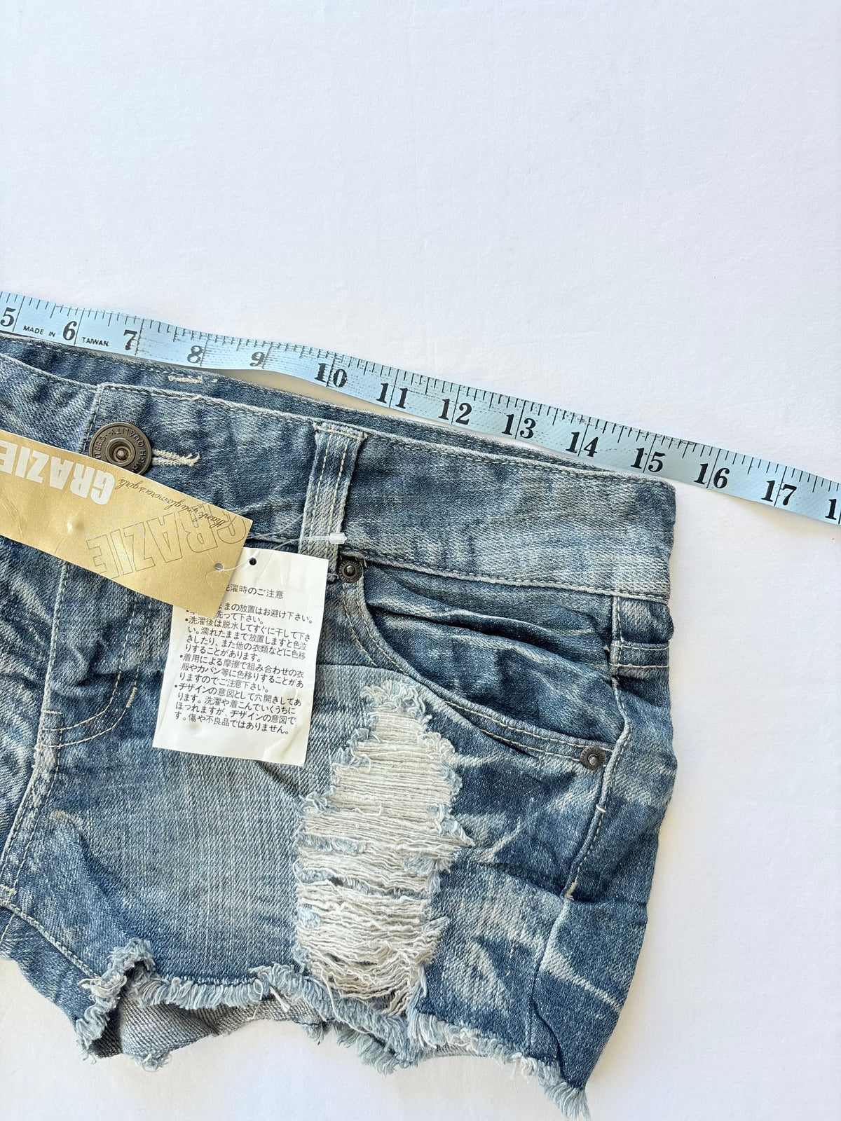 00’s Grazie low rise distressed shorts | Size 10