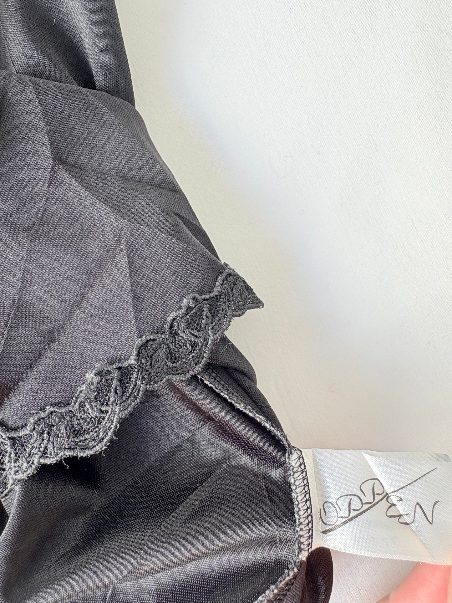 00’s Oppen embroidered black cami | Size 10