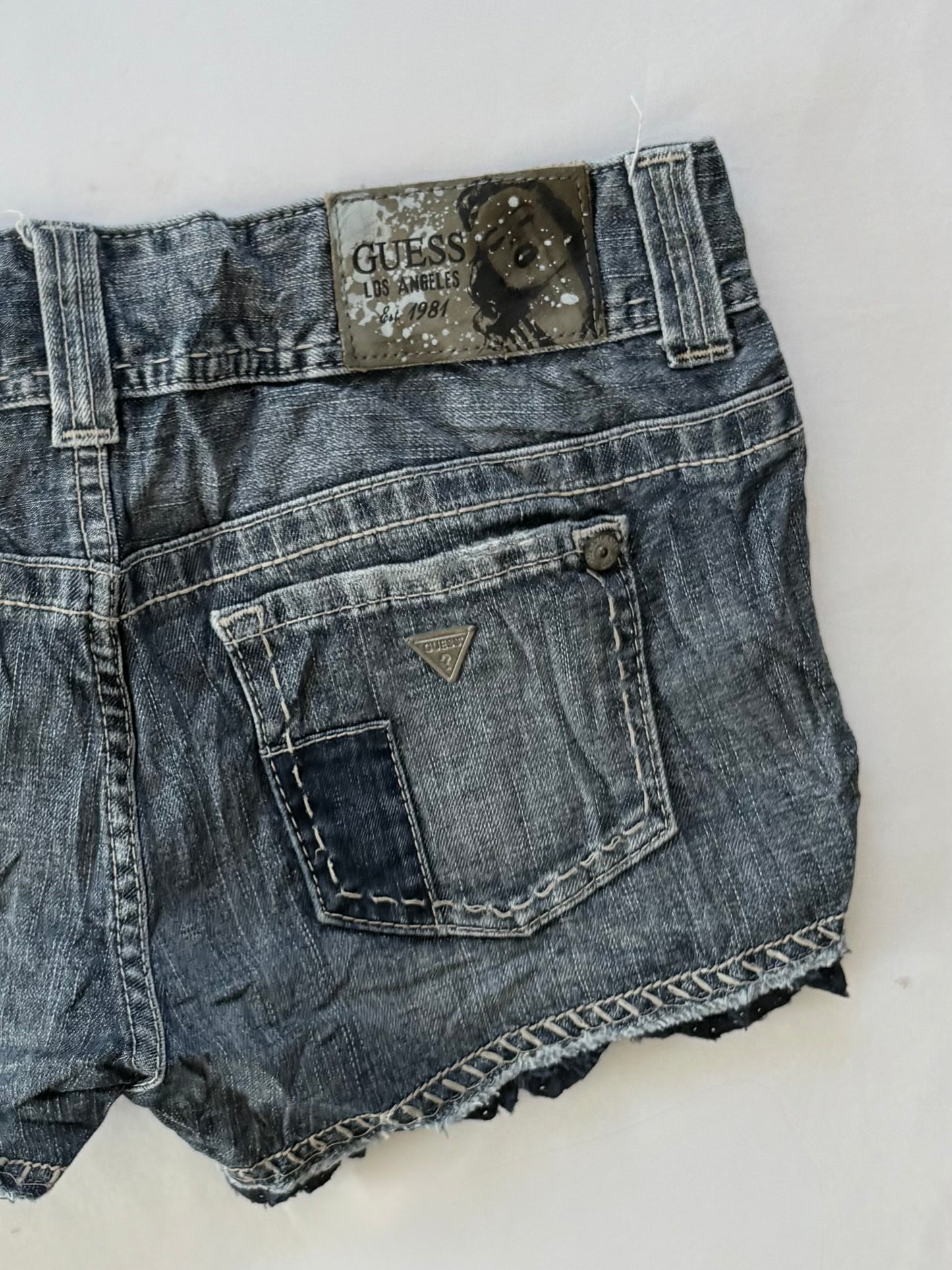 00’s Guess low rise denim shorts | Size 10
