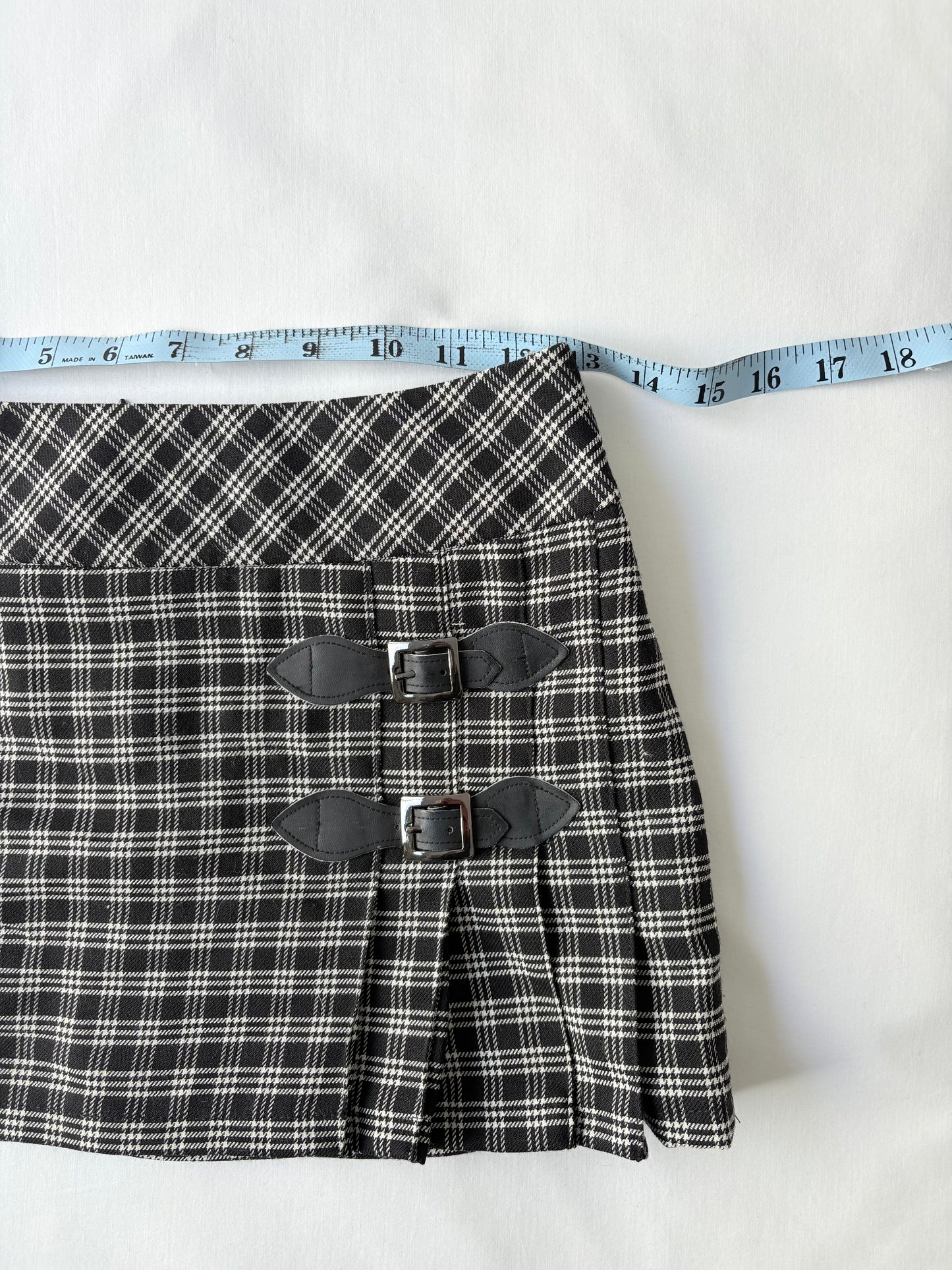00’s Plaid buckle mini skirt | Size 6