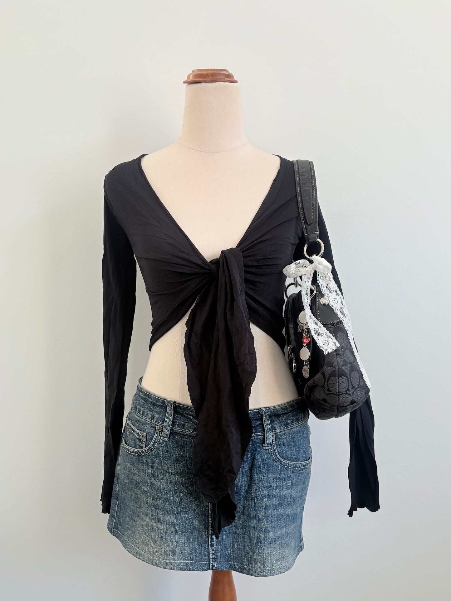 00’s Tie front black long sleeve | Size 8-12