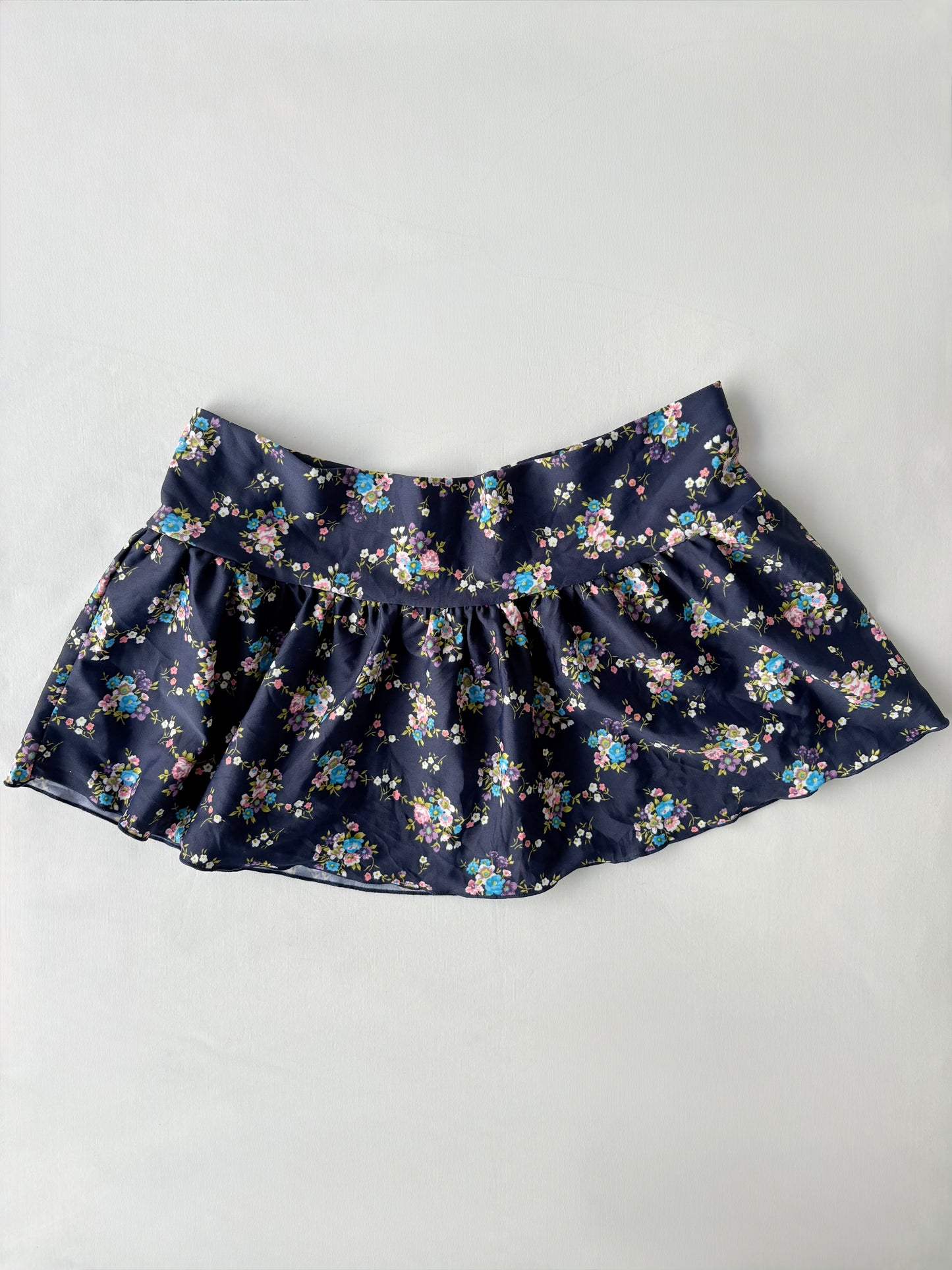 00’s Navy floral mini skirt | Size 6-8