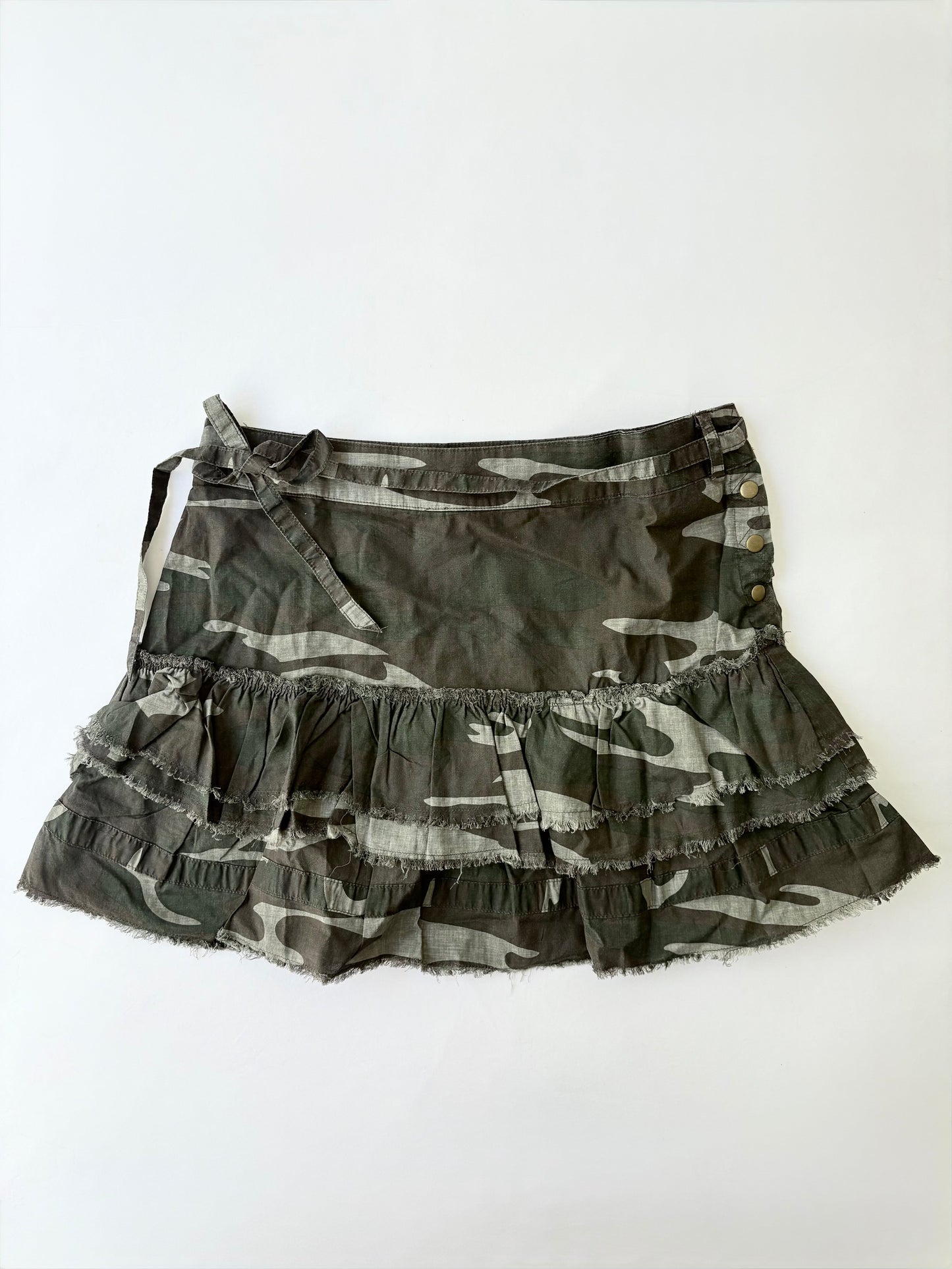 00’s Camo ruffle mini skirt | Size 8