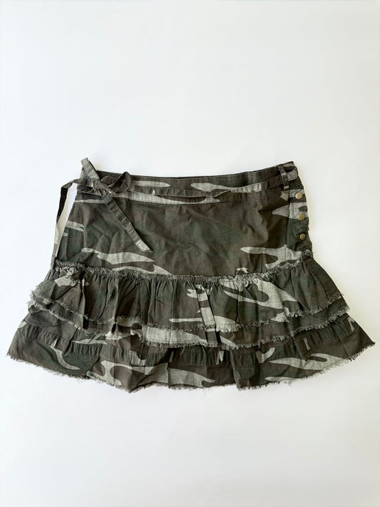 00’s Camo ruffle mini skirt | Size 8