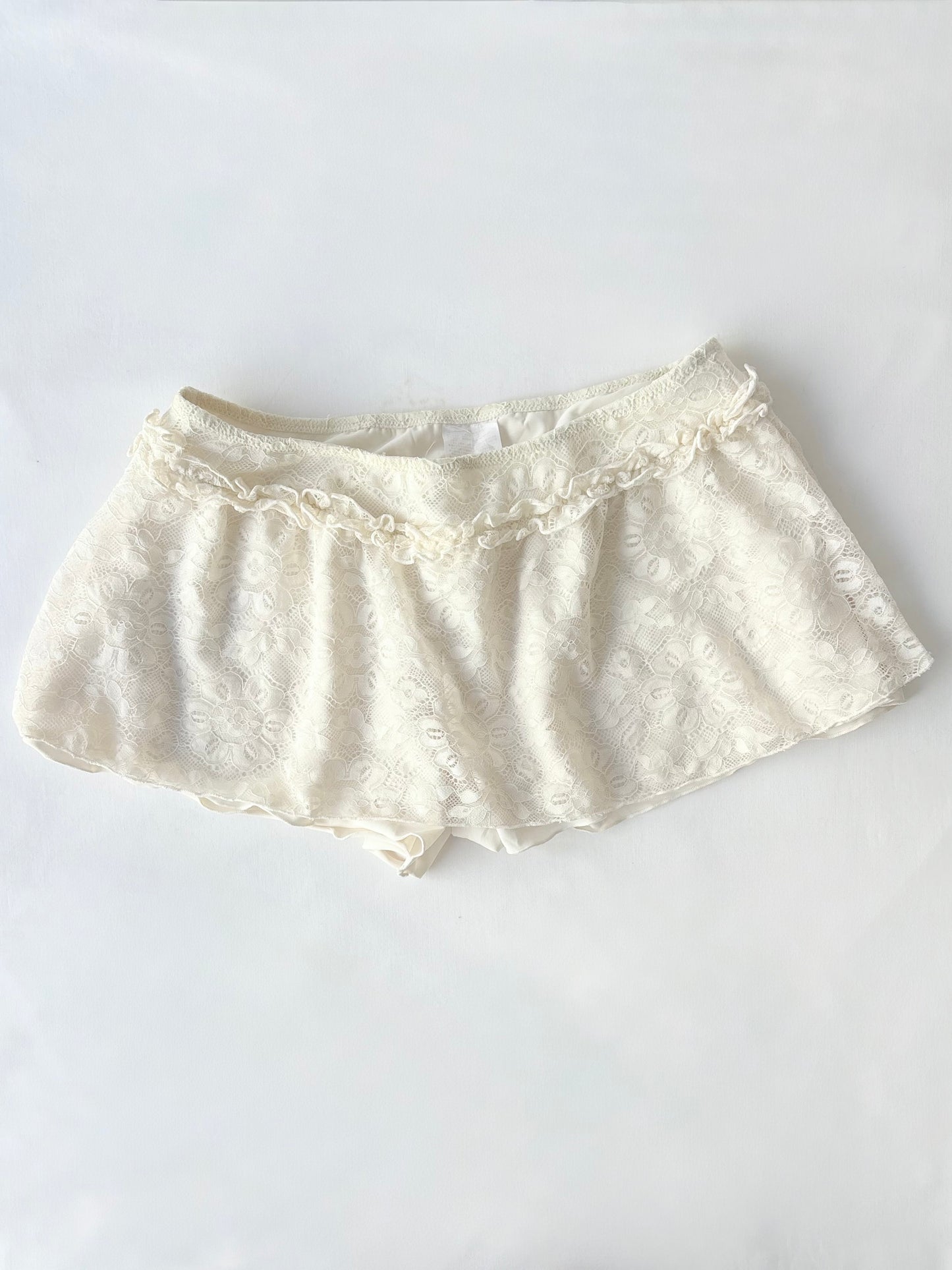 00’s Cream lace mini skort | Size 6