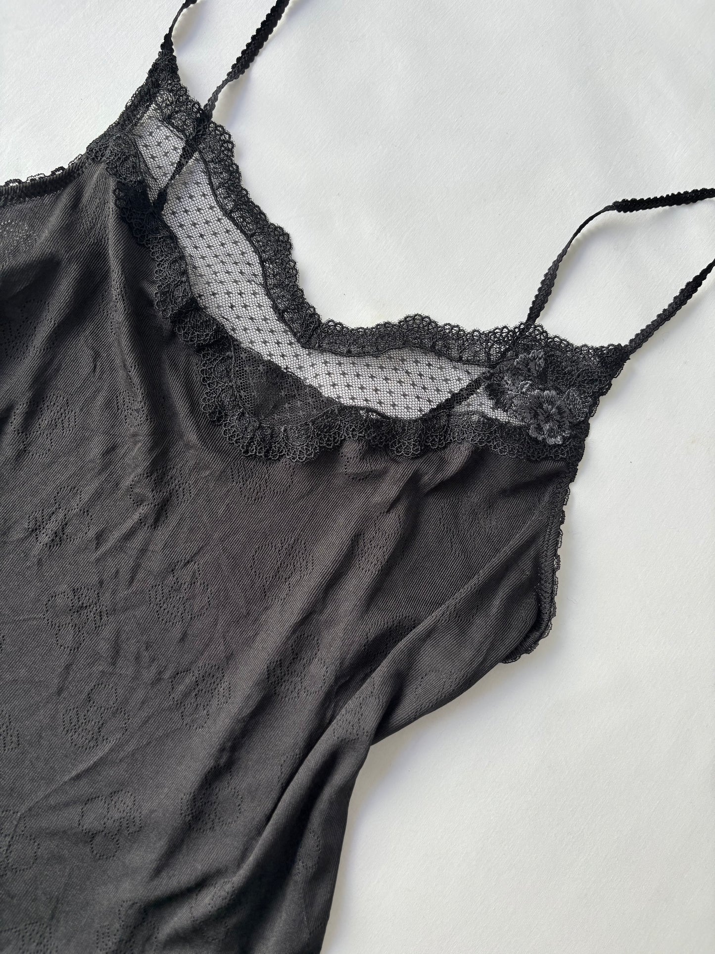 00’s Embroidered black cami | Size 10-12