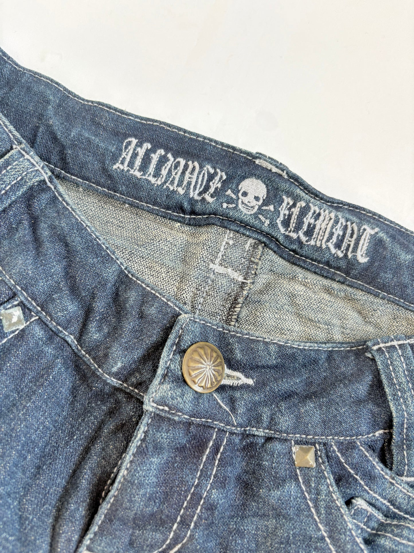 00’s Skull embroidered denim shorts | Size 10