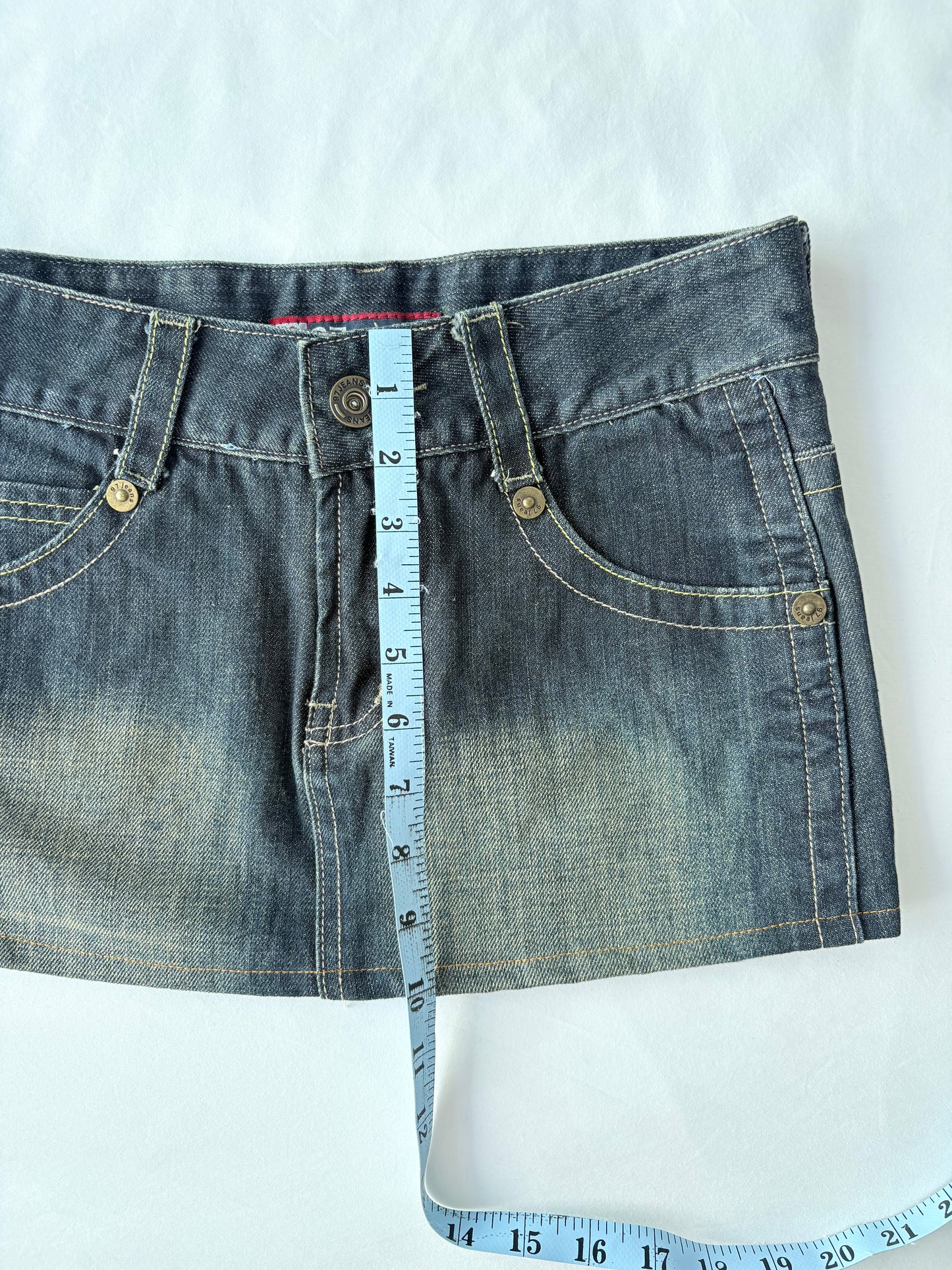 00’s Dark wash denim skirt | Size 6