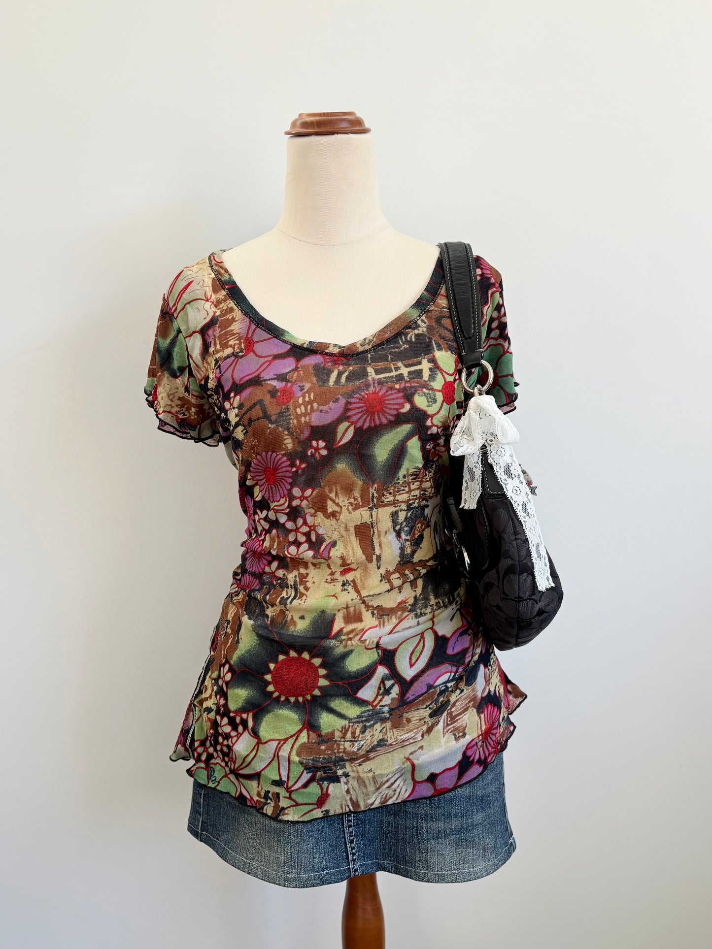 00’s Graphic floral tee | Size 14-16