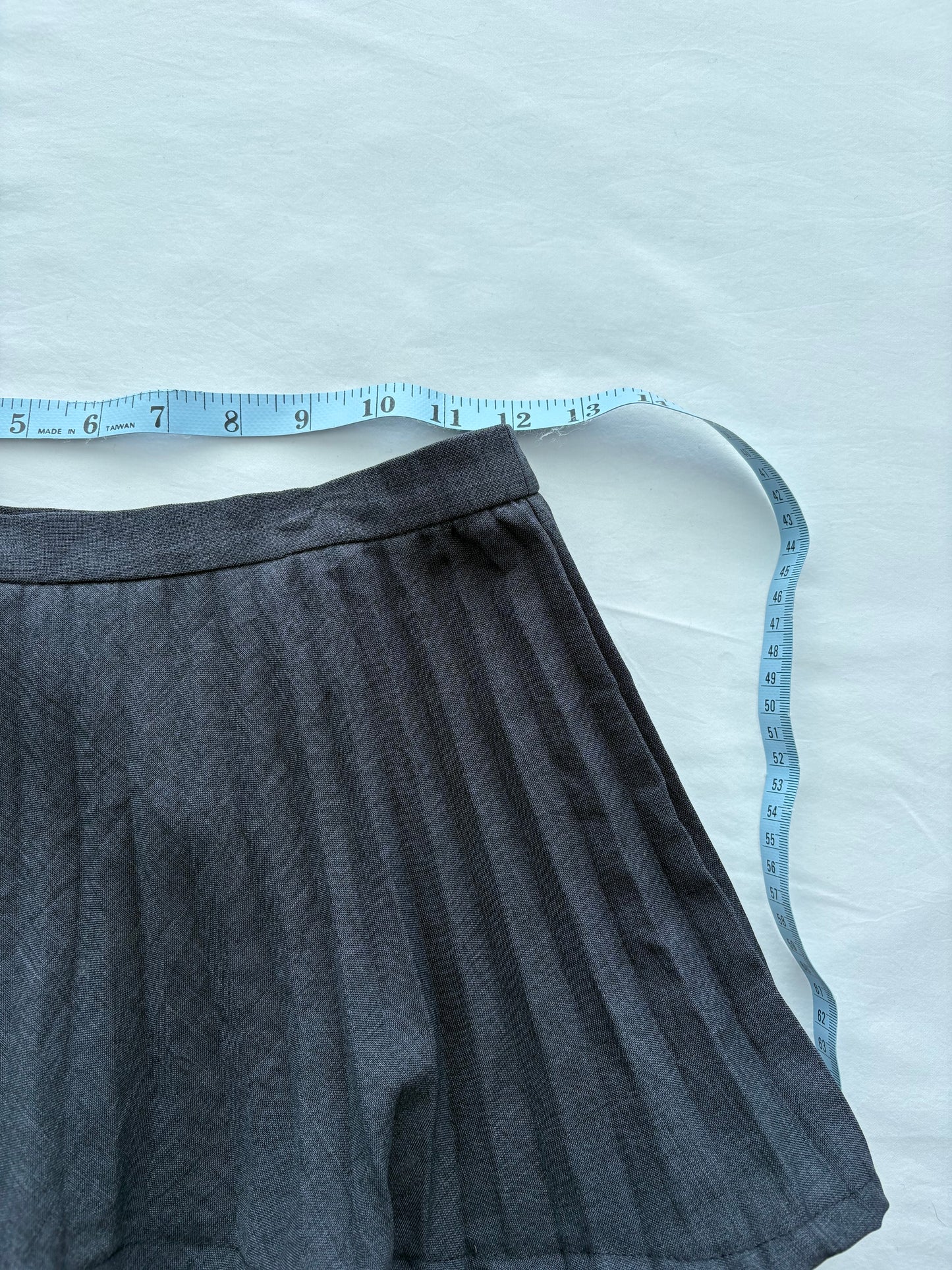 00’s Charcoal pleated mini skirt | Size 6