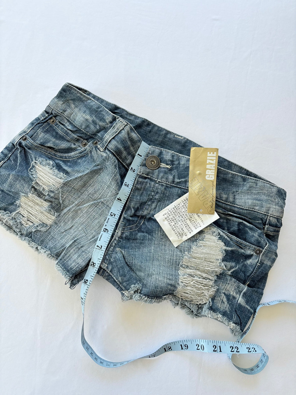 00’s Grazie low rise distressed shorts | Size 10