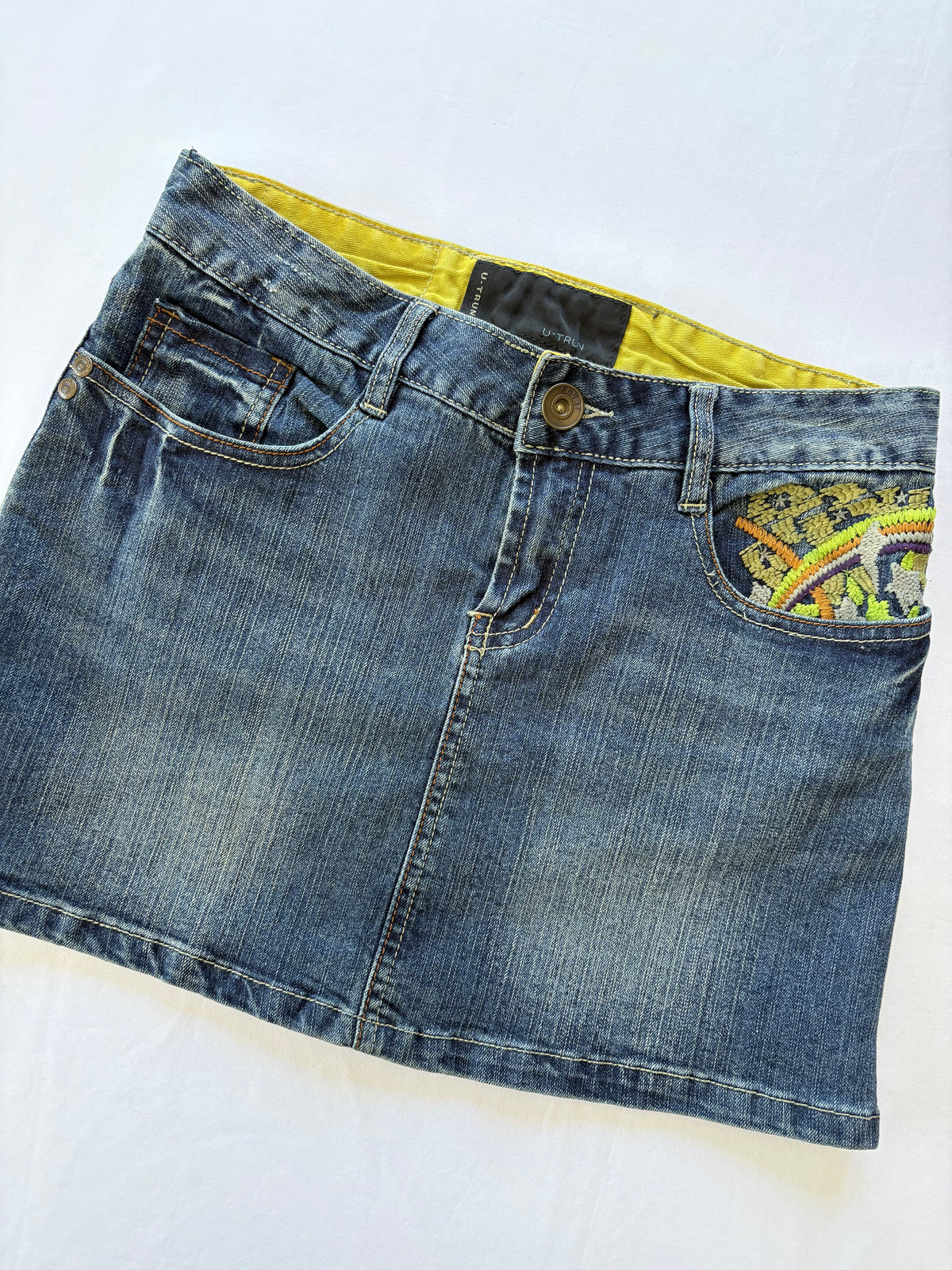 00’s Embroidered denim mini skirt | Size 8