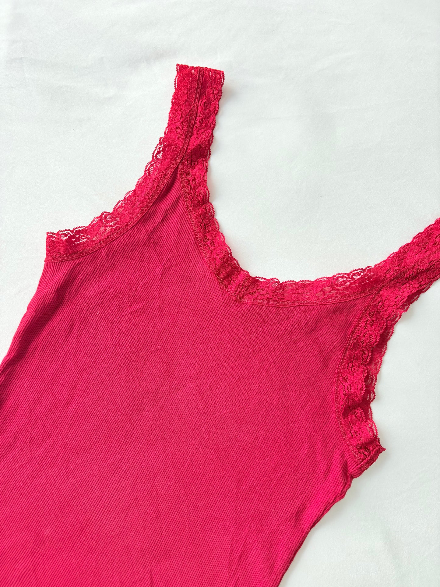 00’s Lace trim red cami | Size small