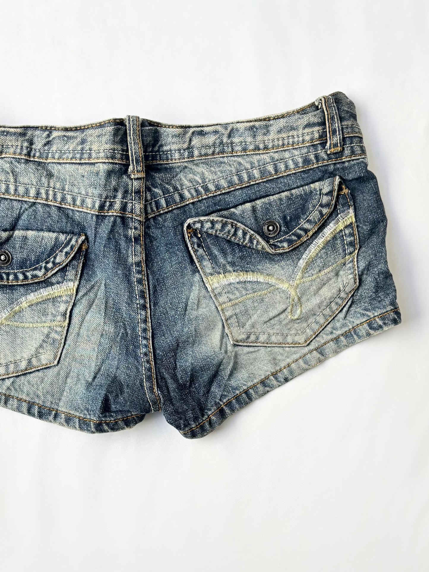 00’s Low rise embroidered Japanese shorts | Size 10