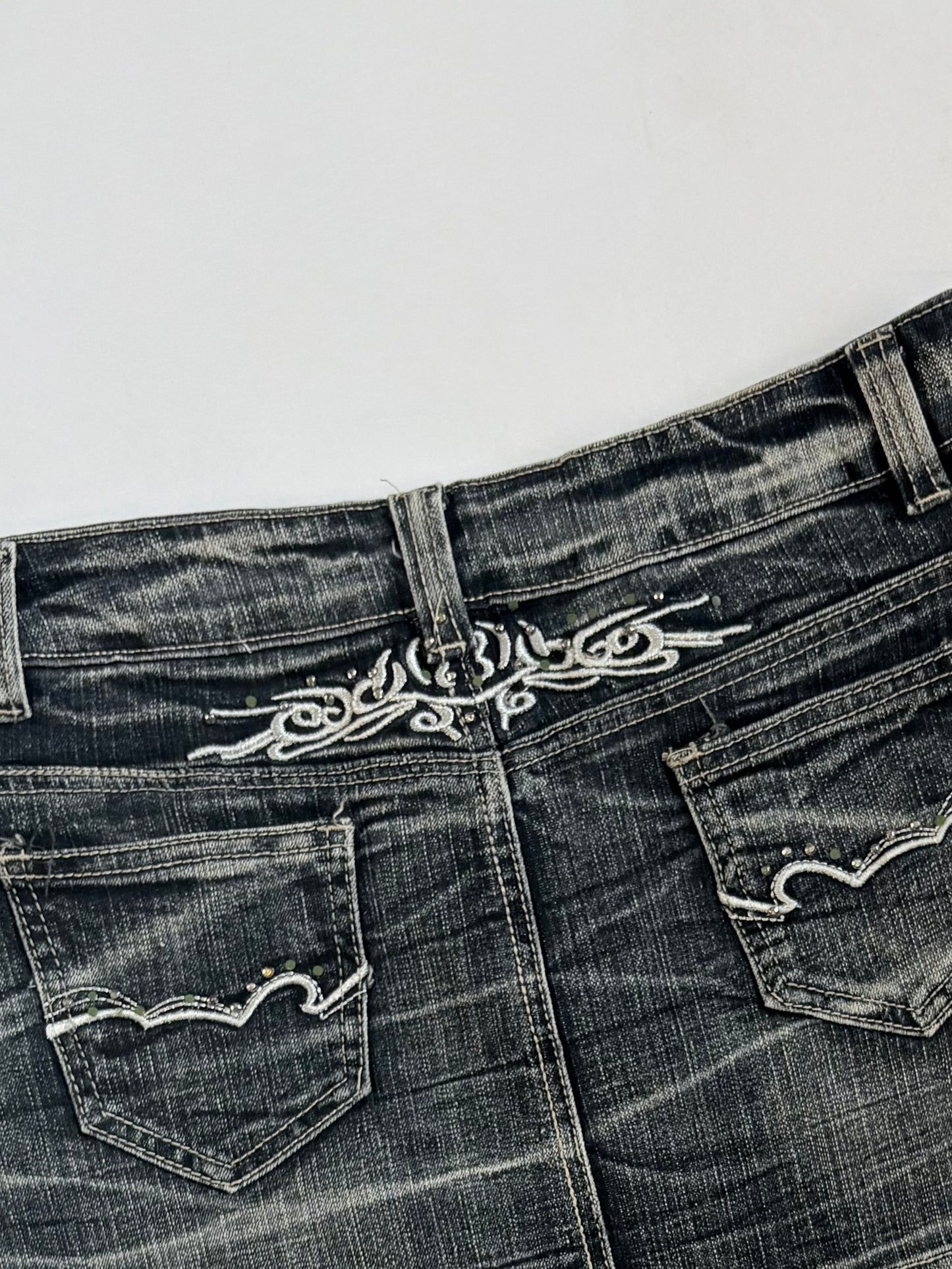00’s Tramp stamp embroidered denim skirt | Size 10