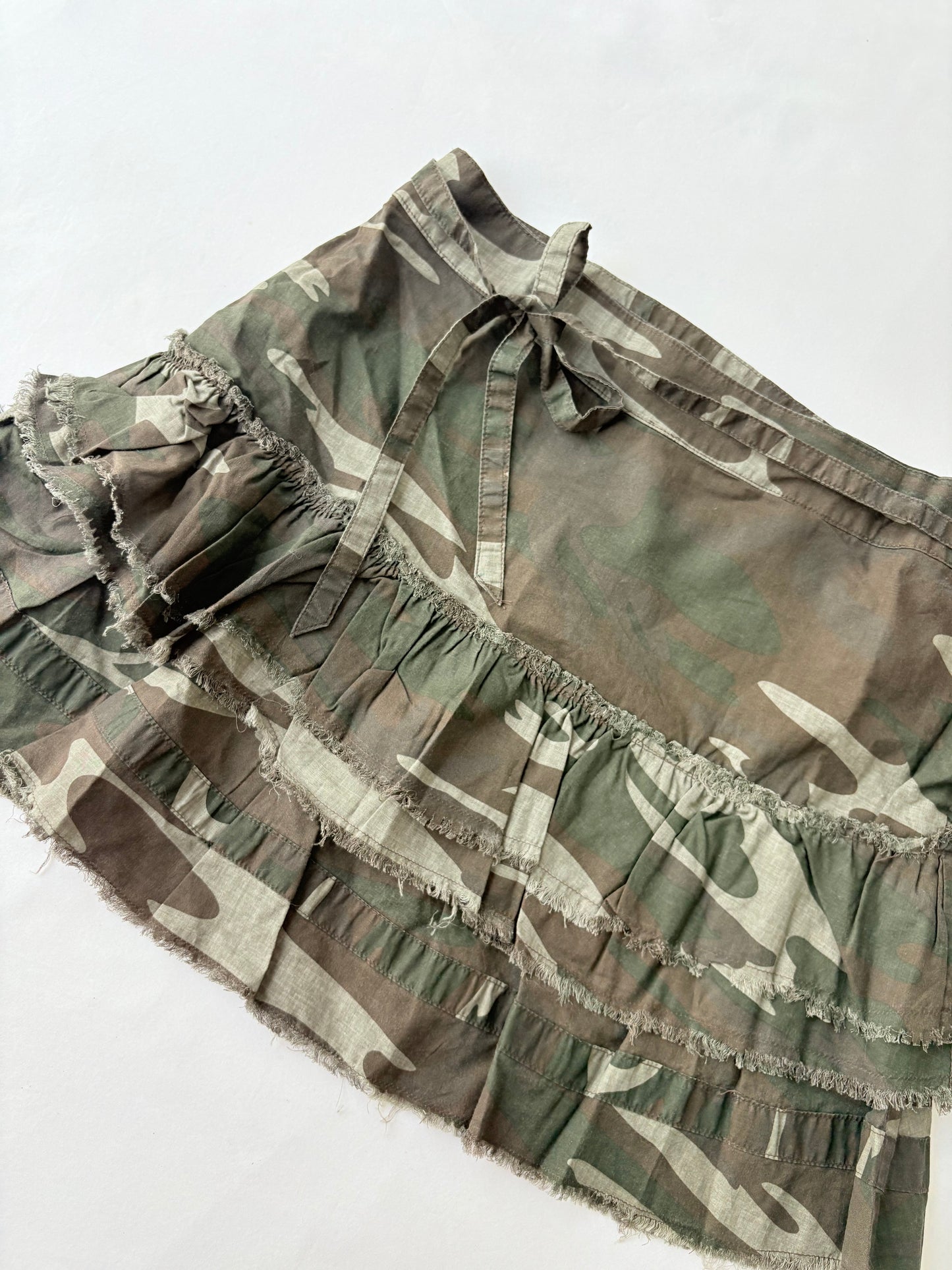 00’s Camo ruffle mini skirt | Size 8