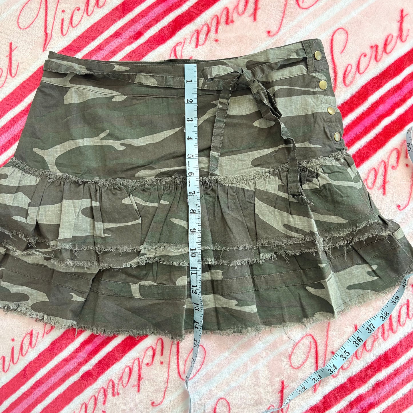 00’s Camo ruffle mini skirt | Size 8
