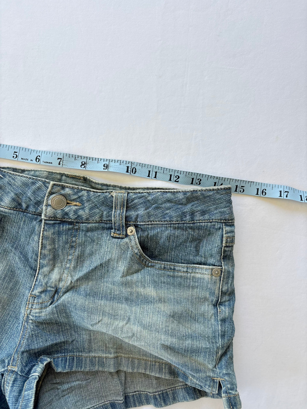 00’s Low rise Japanese denim shorts | Size 10