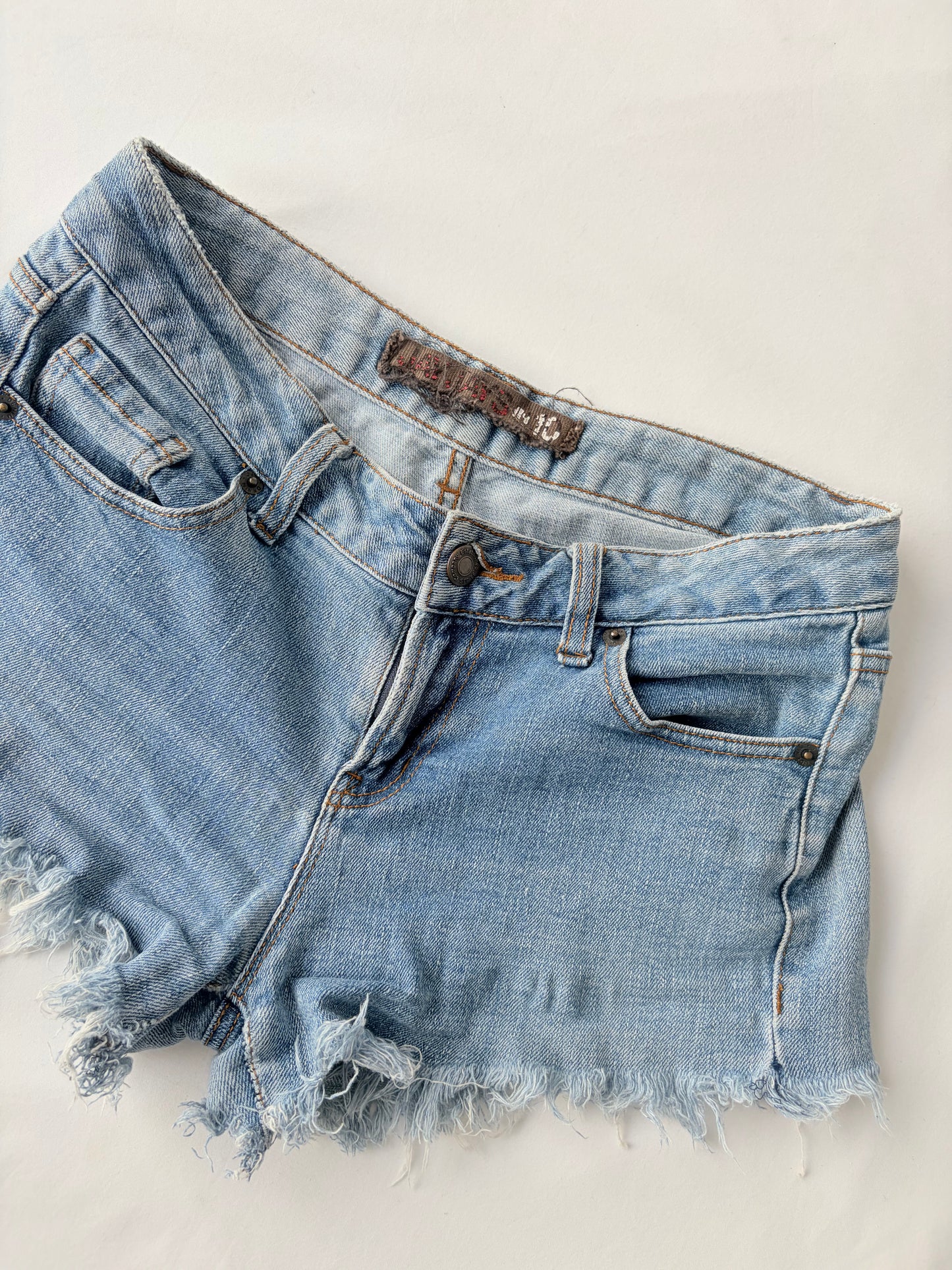 00’s Embroidered distressed denim shorts | Size 10