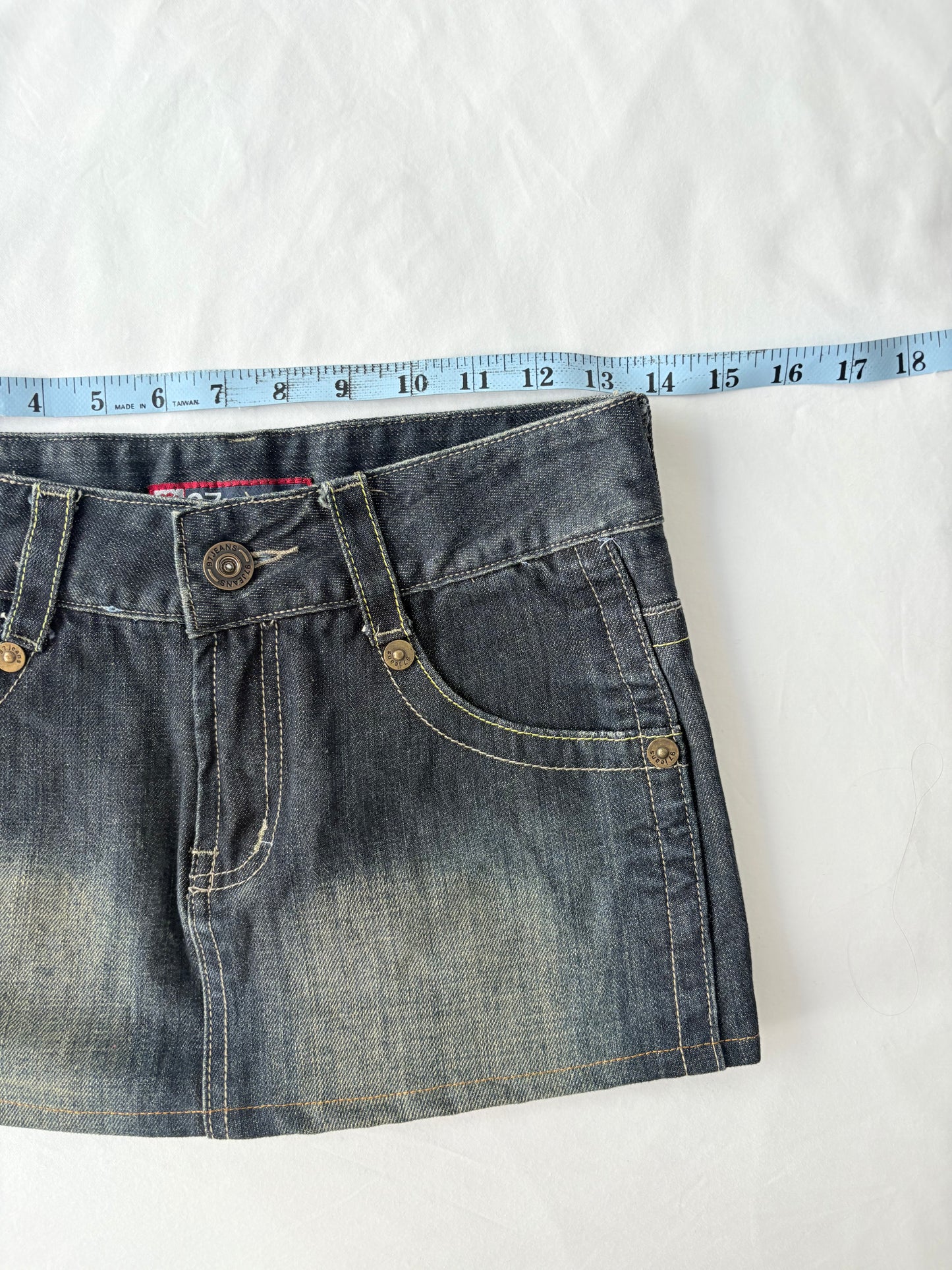 00’s Dark wash denim skirt | Size 6