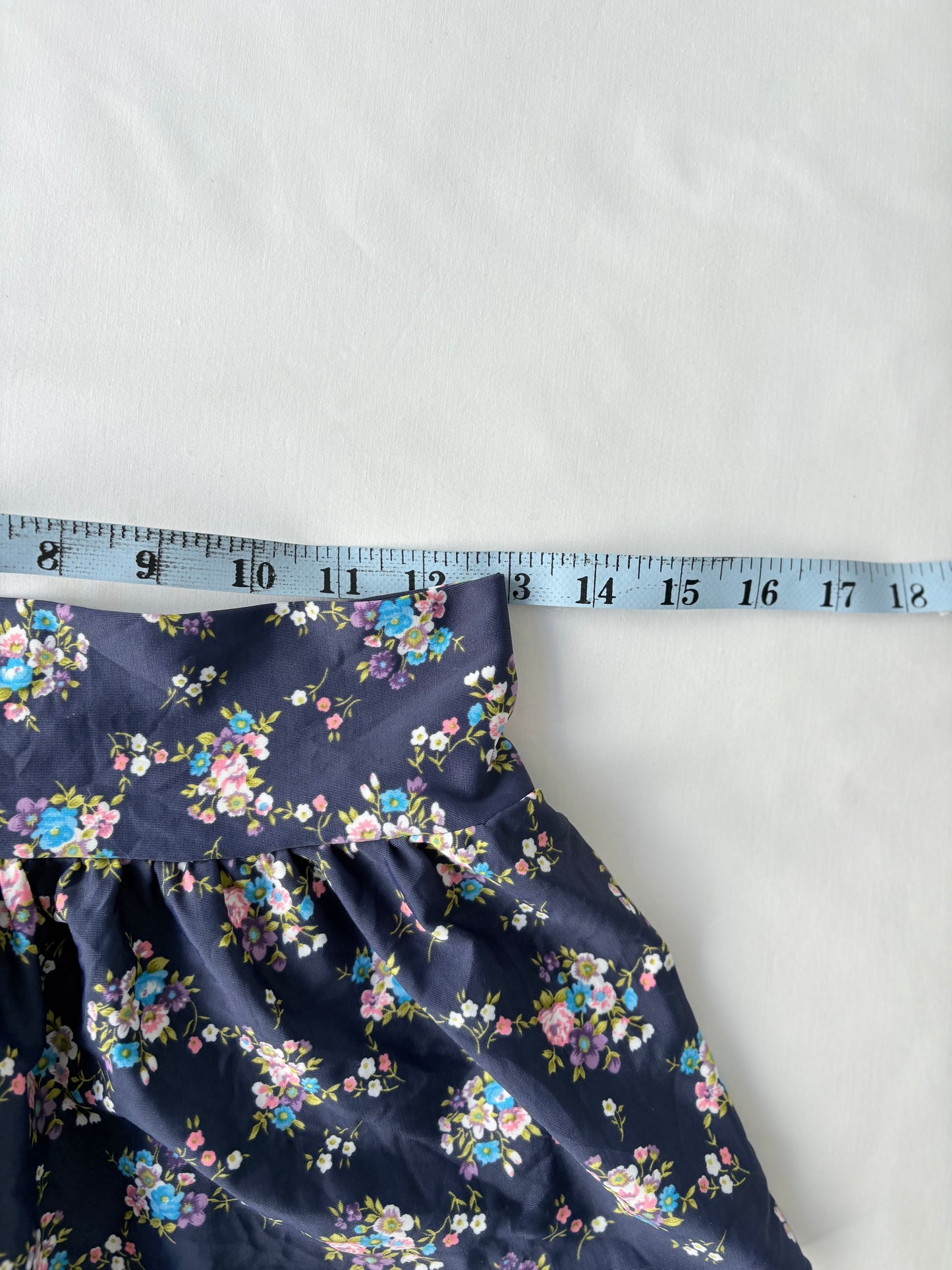 00’s Navy floral mini skirt | Size 6-8