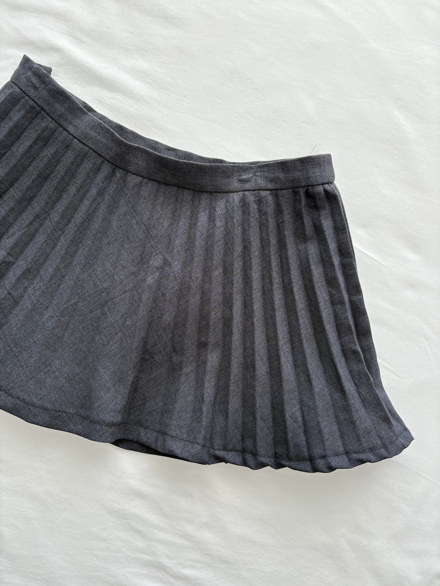 00’s Charcoal pleated mini skirt | Size 6