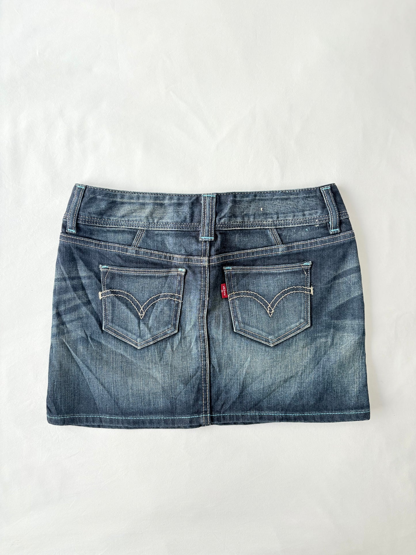 00’s Levi’s denim mini skirt | Size 8