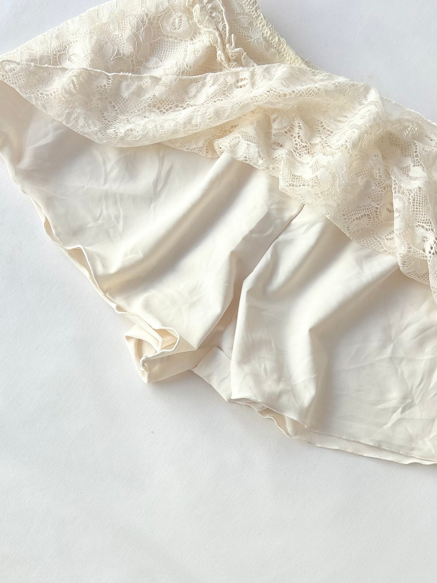 00’s Cream lace mini skort | Size 6