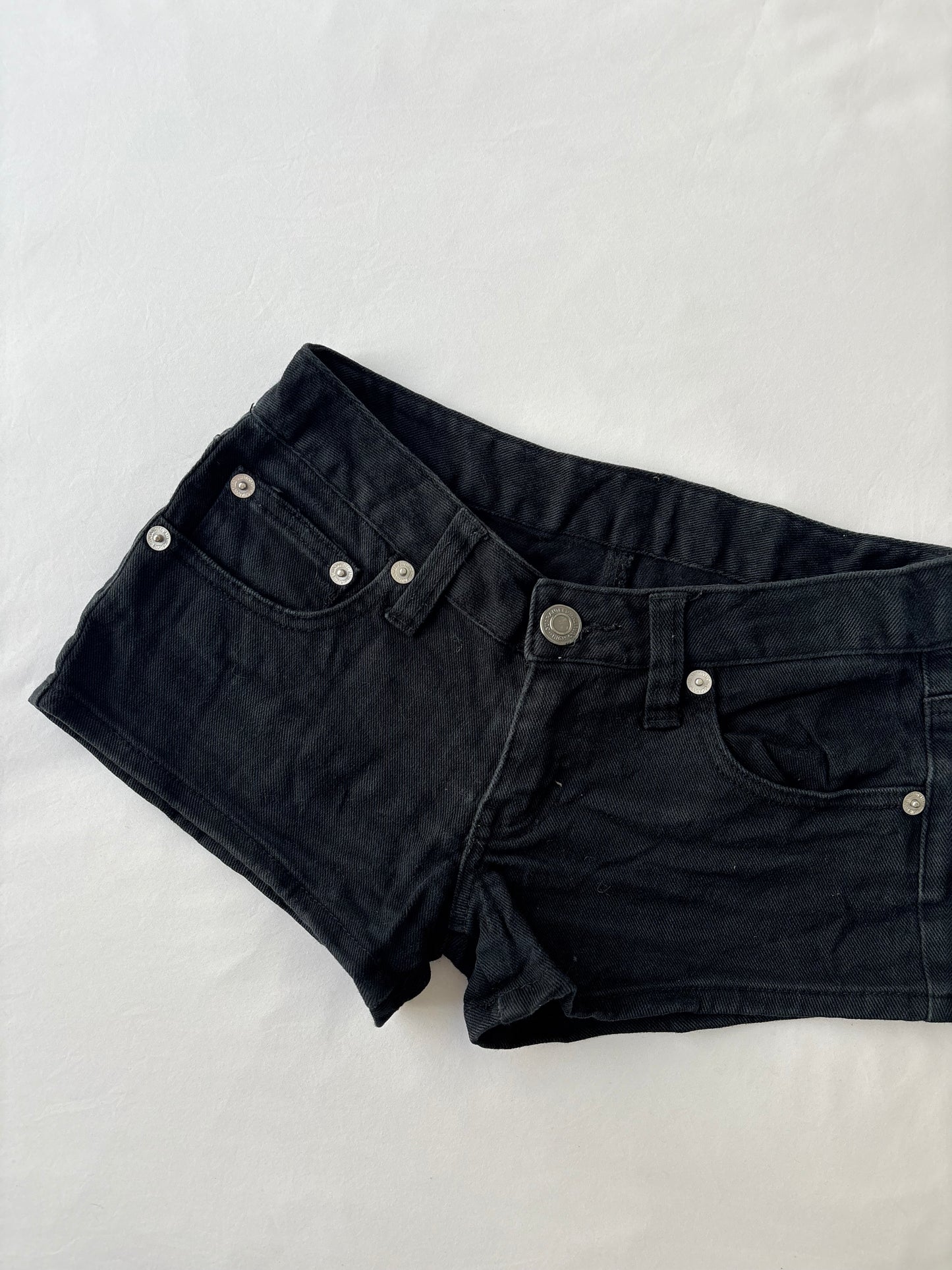 00’s Black low rise denim shorts | Size 6