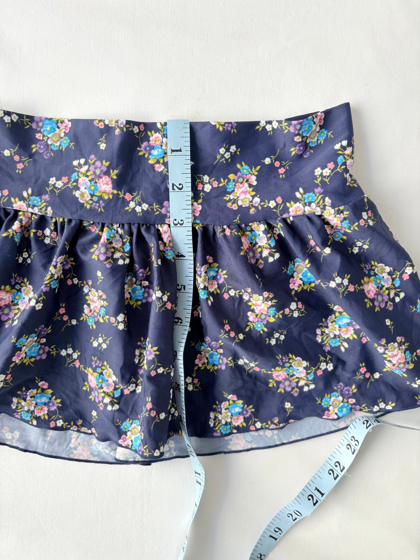 00’s Navy floral mini skirt | Size 6-8