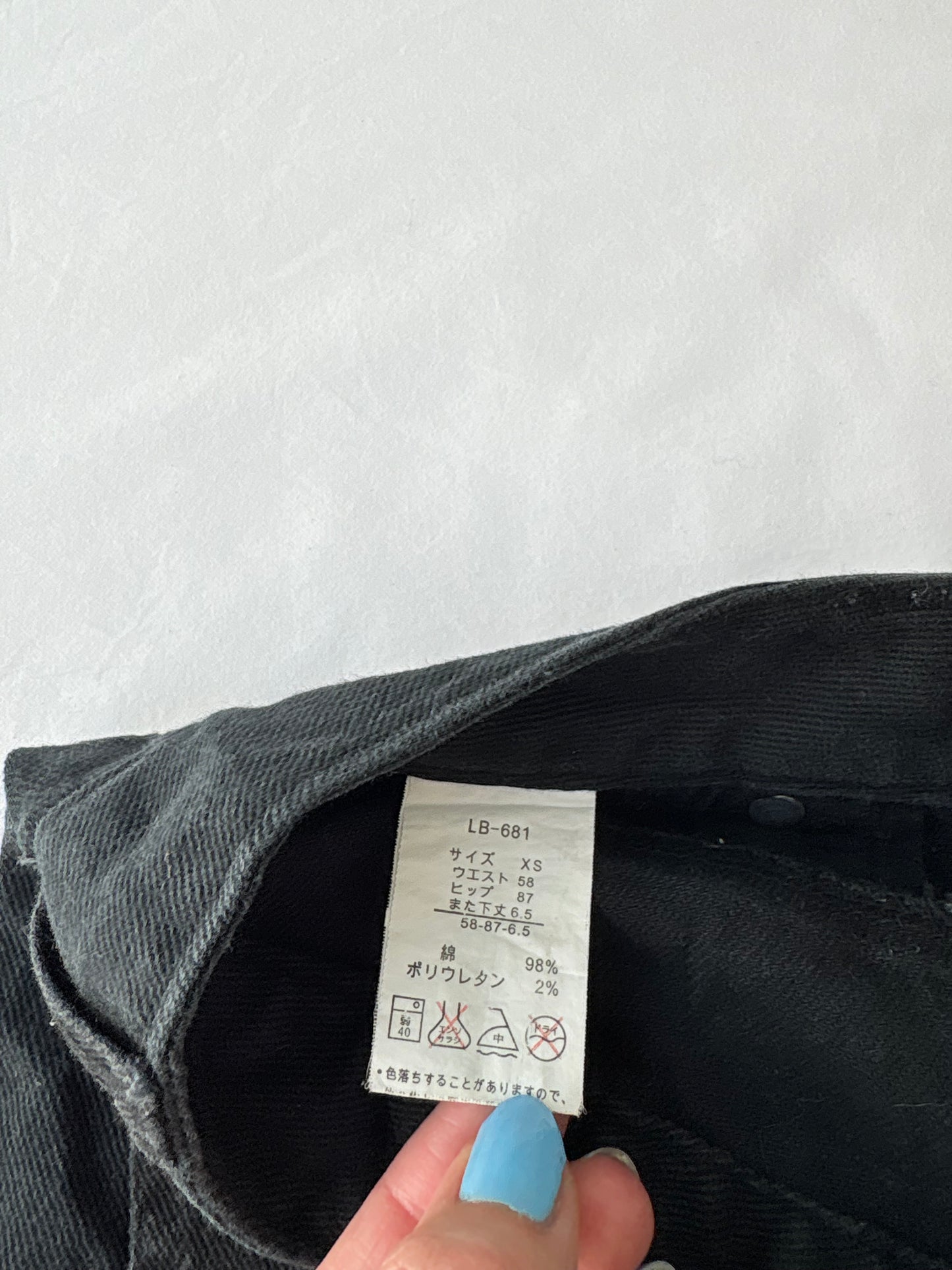 00’s Black low rise denim shorts | Size 6