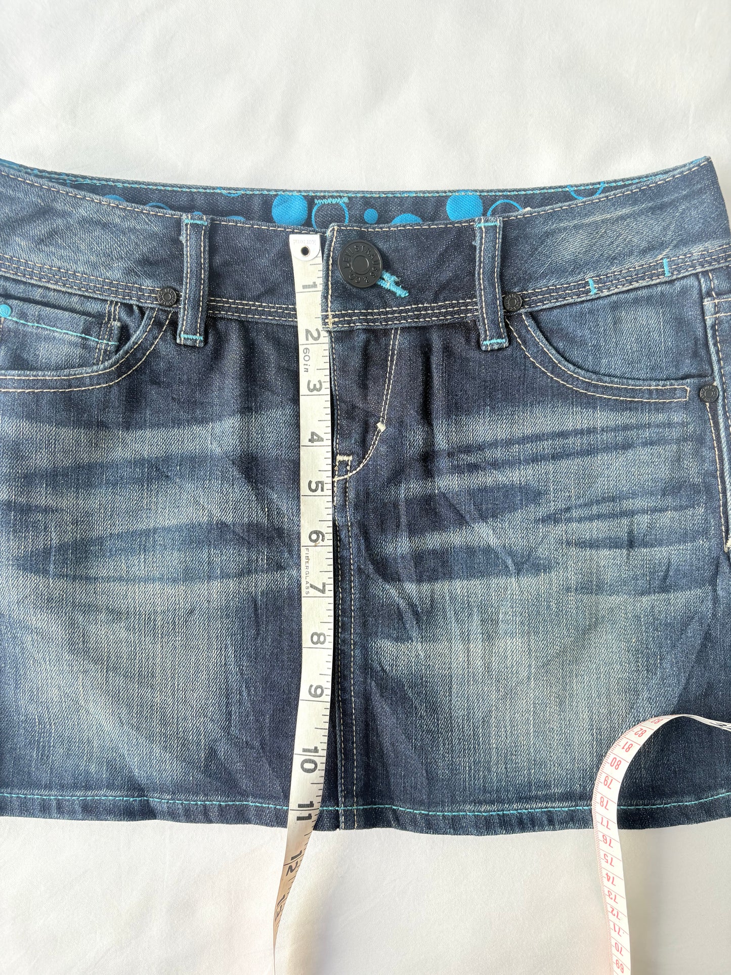 00’s Levi’s denim mini skirt | Size 8
