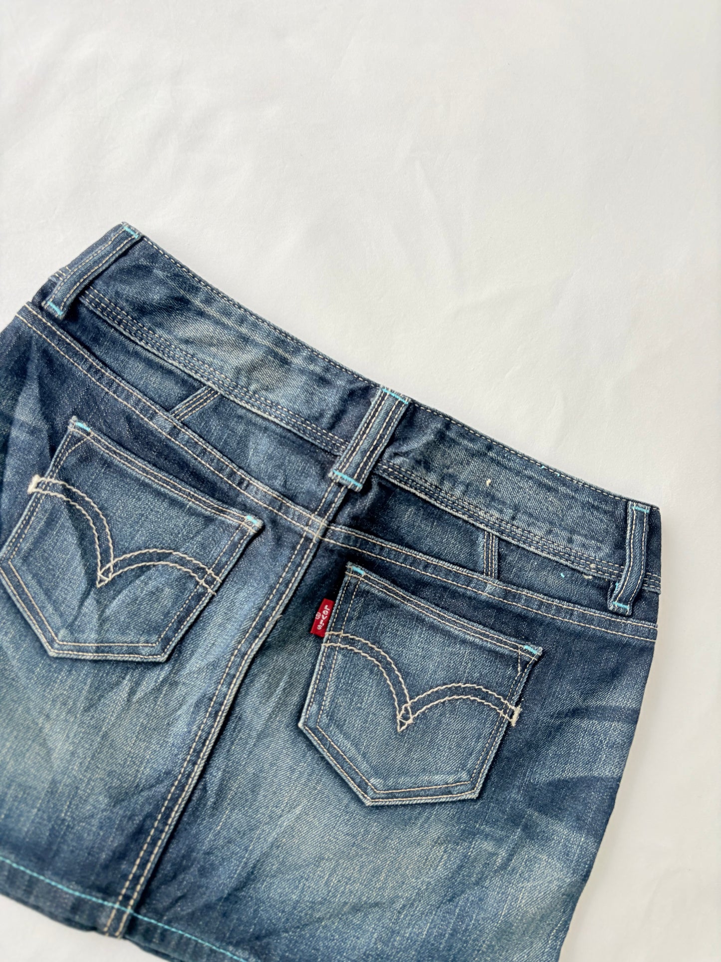 00’s Levi’s denim mini skirt | Size 8