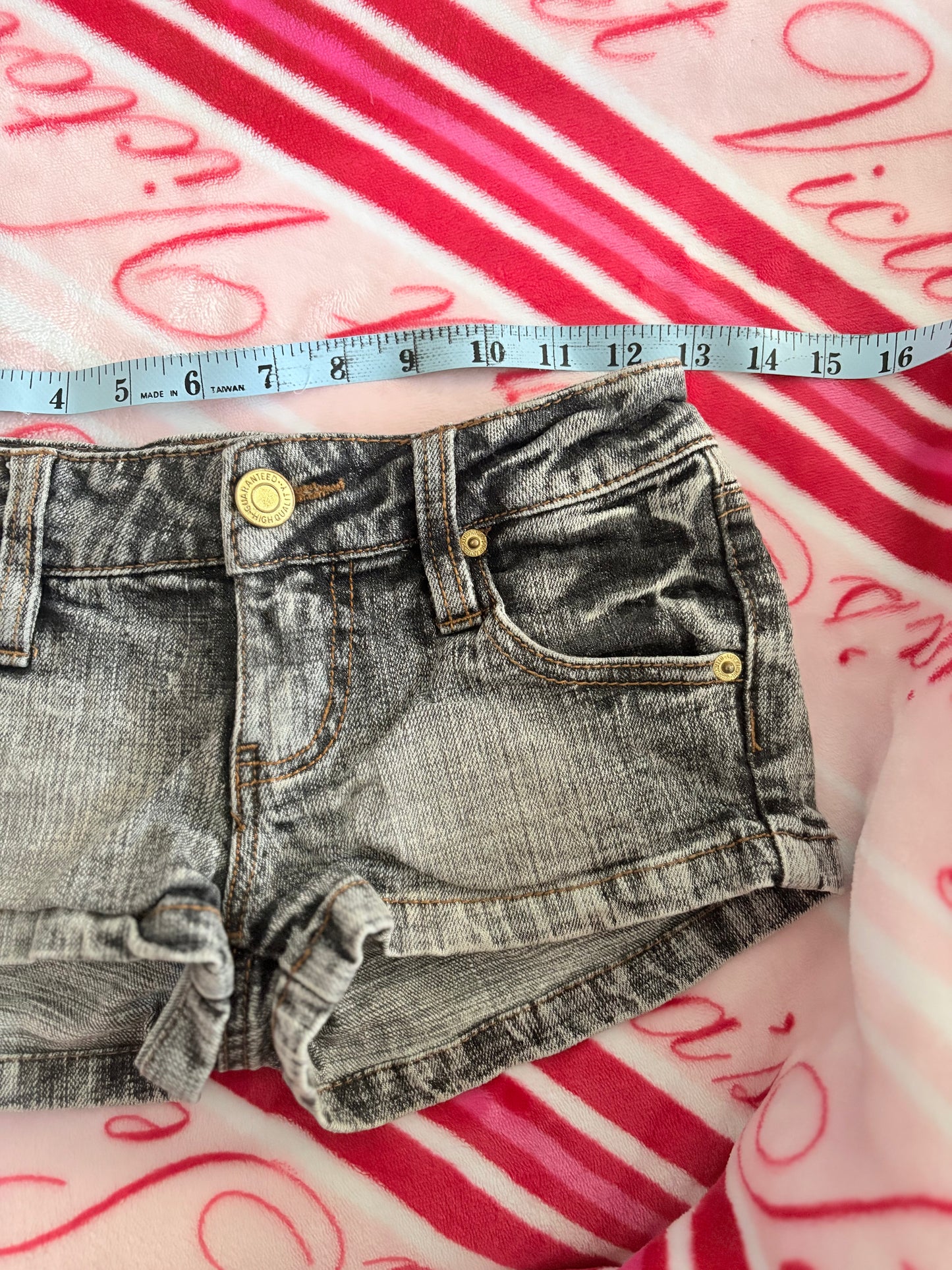 00’s Embroidered low rise denim shorts | Size 6