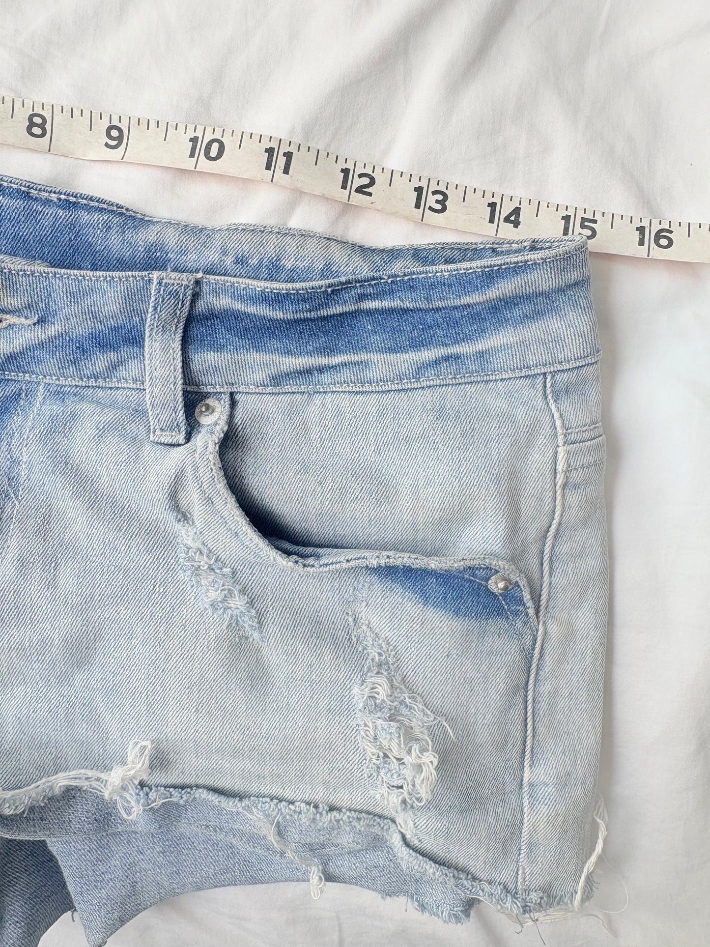 00’s Roxy light wash denim shorts | Size 10